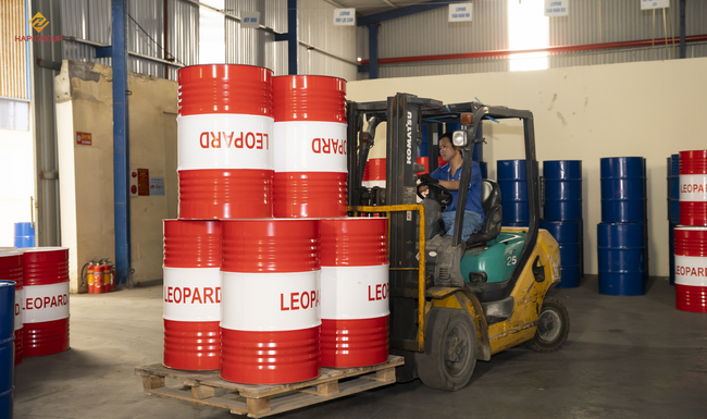 Dầu Thủy Lực Bao Nhiêu Tiền 1 Lít? Cập Nhật Báo Giá Chi Tiết Từ Các Hãng